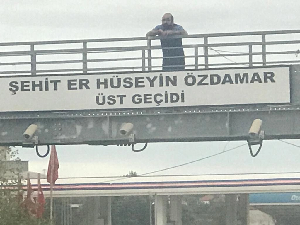 Üst Geçit'de İntihar Girişimi 