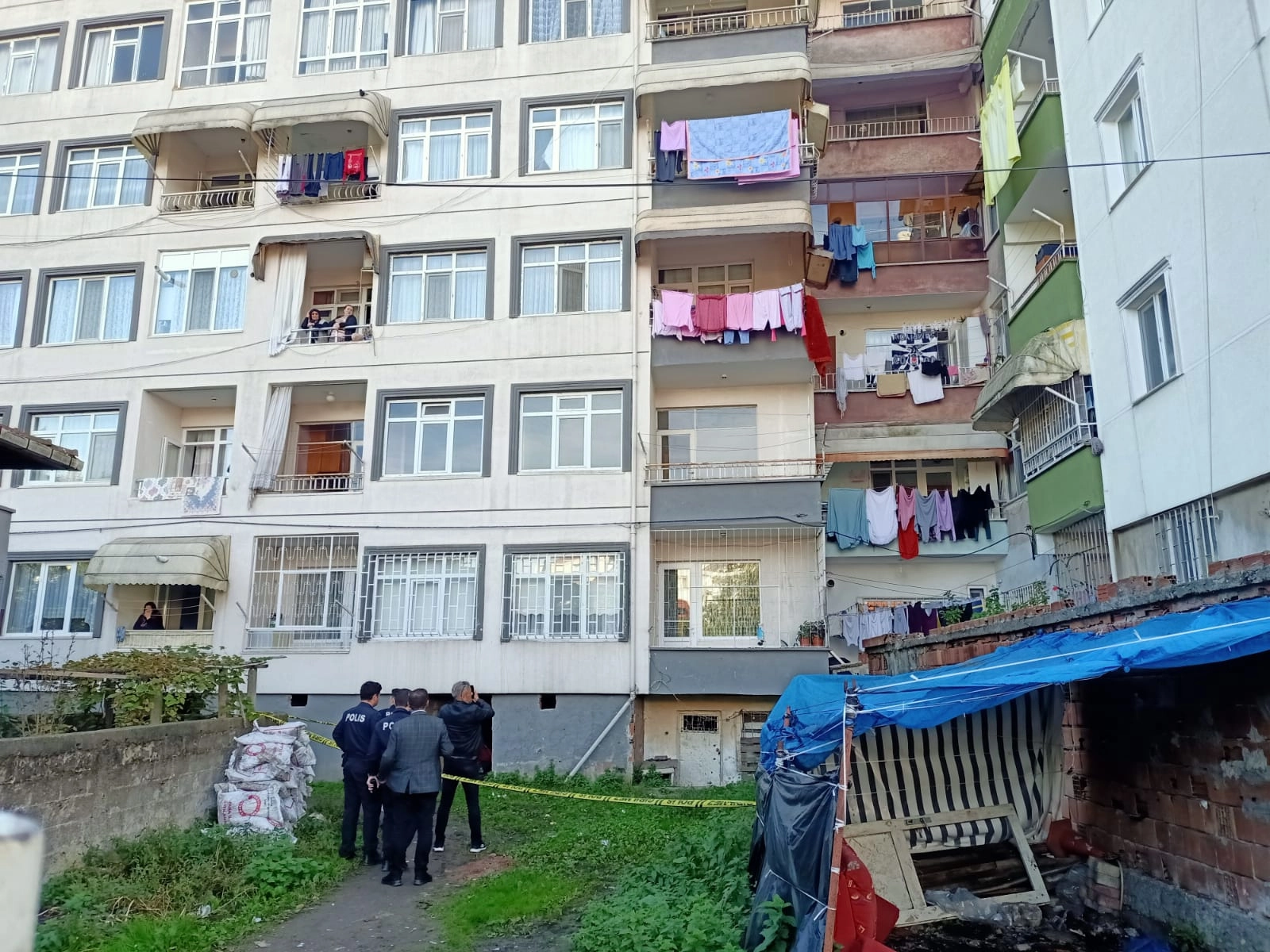 Genç Kız Balkondan Atlayarak İntihar Etti