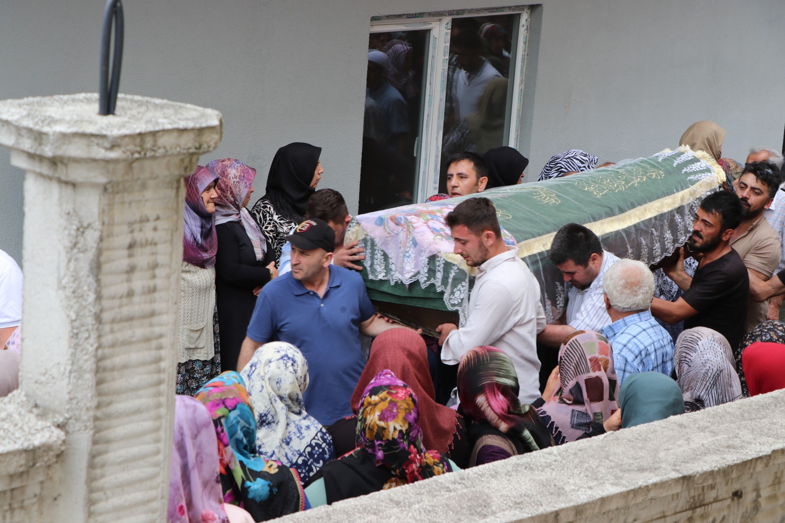 5. Kattan Düşerek Hayatını Kaybeden Minik Simay Arslan Son Yolculuğuna Uğurlandı 